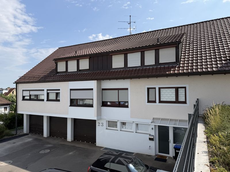 Gepflegtes Mehrfamilienhaus in der Ortsmitte von Neuhausen – 5 Wohneinheiten, Lager und 4 Garagen